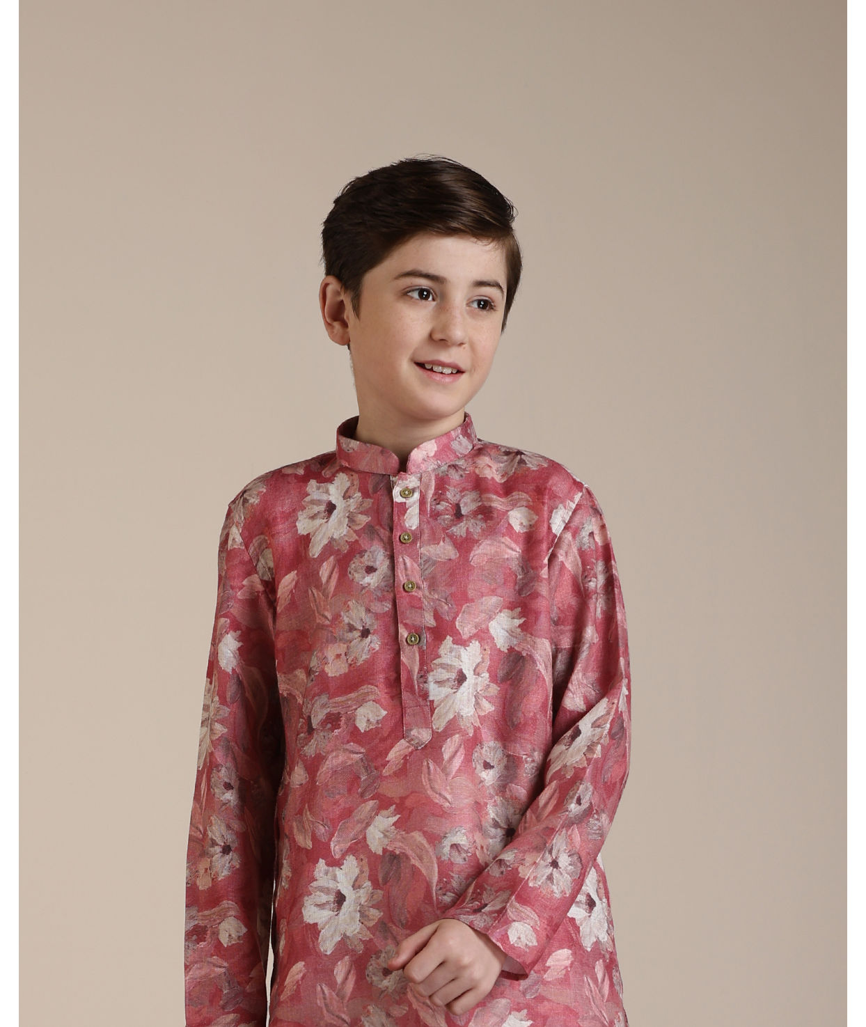 alt message - Manyavar Boys Boys Coral Pink Floral Patterned Kurta Set image number 0